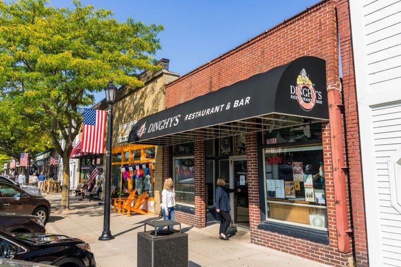 Dinghy’s Restaurant & Bar