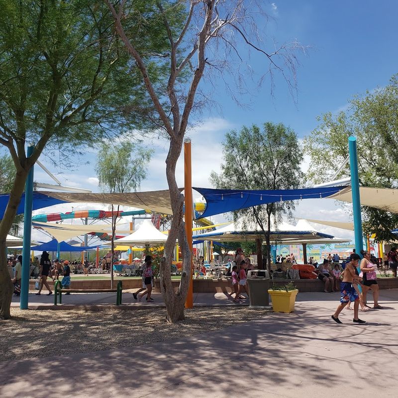 Dining And Shade: Tidal Wave Cafe And Beachside Grill