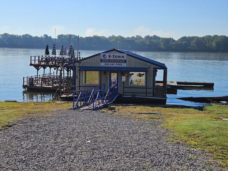 Dining On The Ohio River