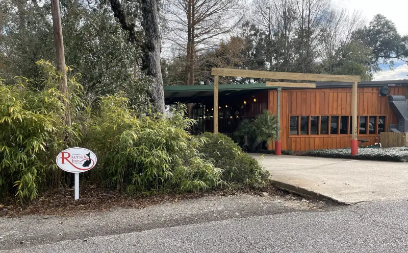 Poor Boy's Riverside Inn: Aristocratic Eats with Humble Roots