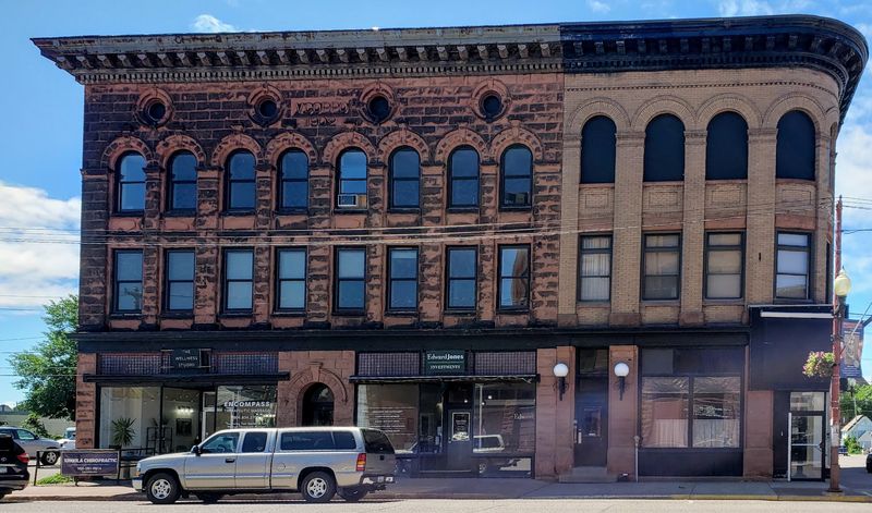 Downtown Calumet Puts Everything Into One Crust