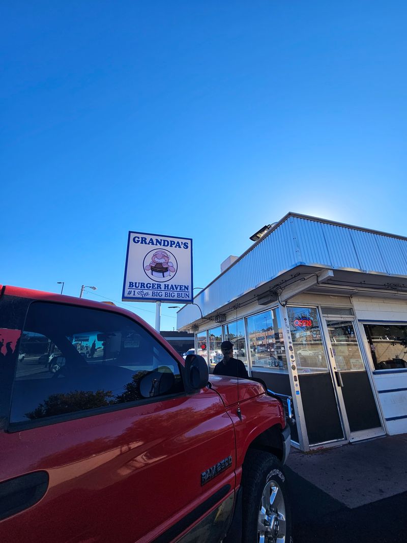 Small-Town Cue, Big City Ease