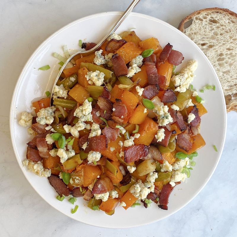 Pear And Rogue Creamery Blue Cheese Salad With Hazelnuts