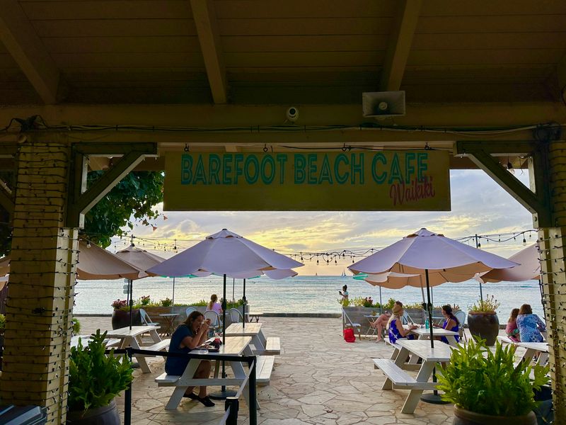 Barefoot Beach Café – Queen's Surf Beach, Waikīkī