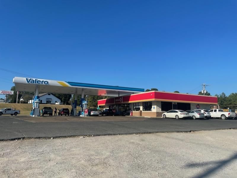 The Dog House, Benton