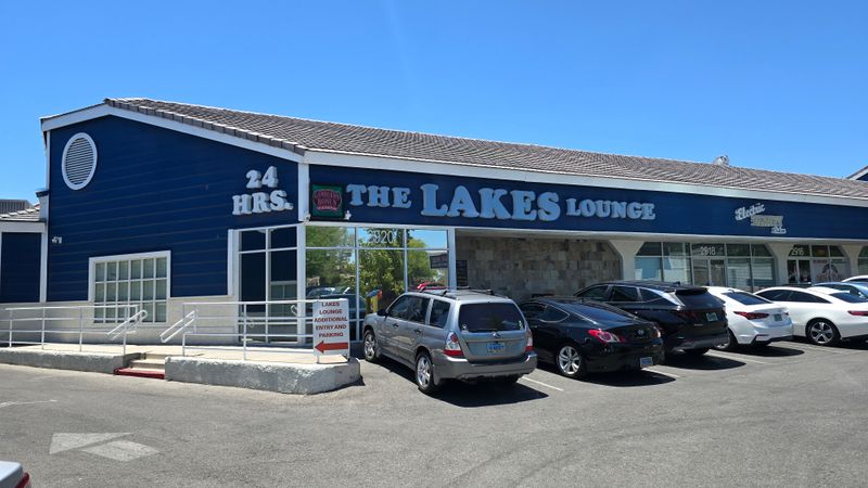 Lakes Lounge