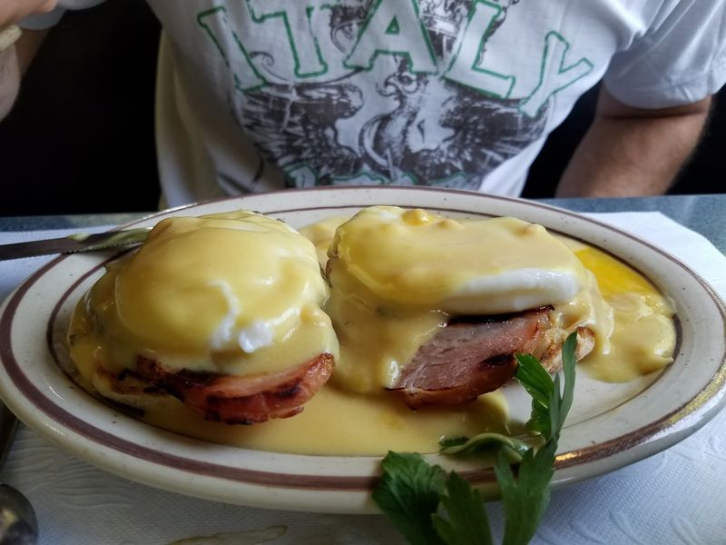 Eggs Benedict With Hollandaise That Rewrites Your Expectations