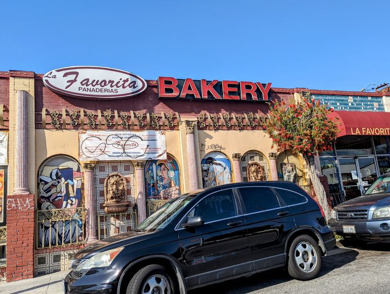 La Favorita Bakery - Bolillos