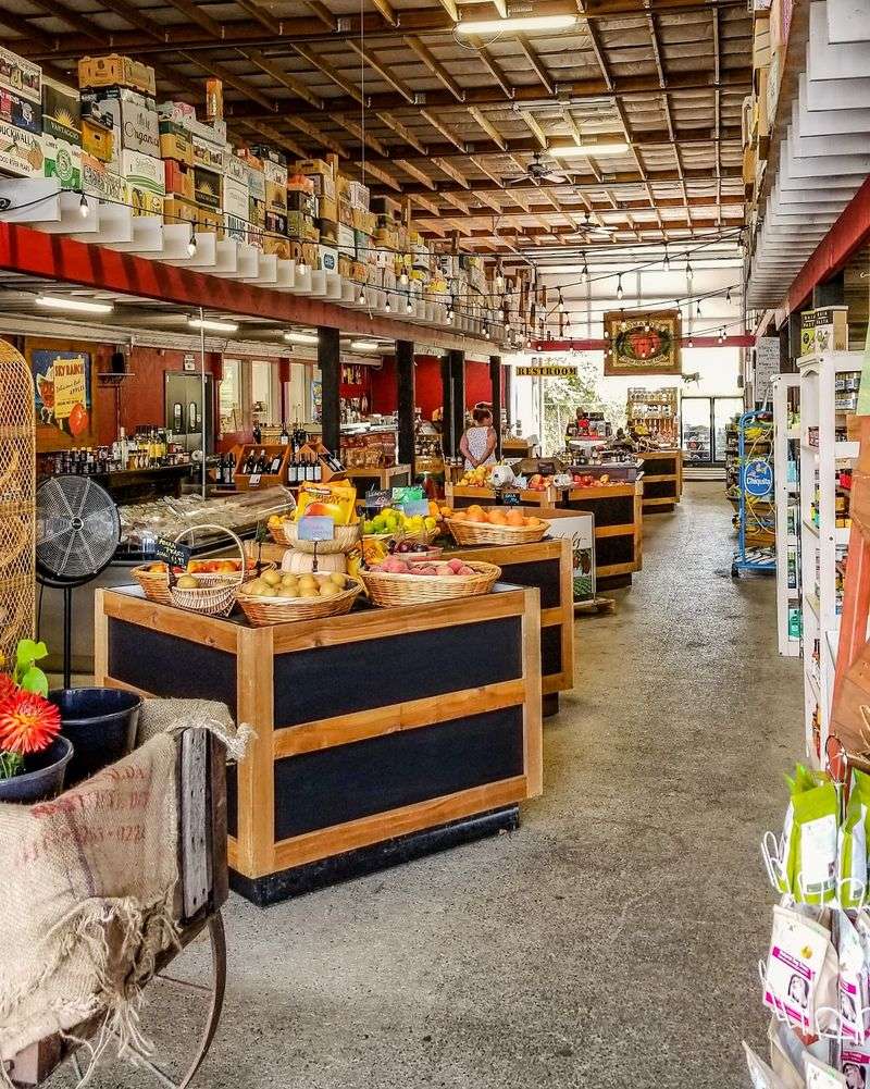 Elma Farm Stand: A Vibrant Visual Landmark