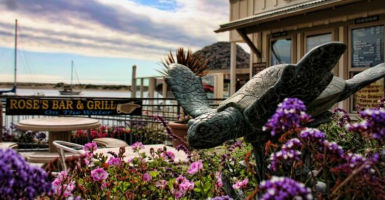 Enjoy All-You-Can-Eat Crab Every Tuesday At This California Coastal Restaurant