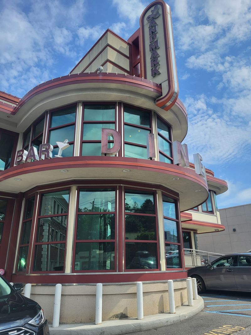 Landmark Diner — Roslyn, New York (Delivered Old-School Comfort)