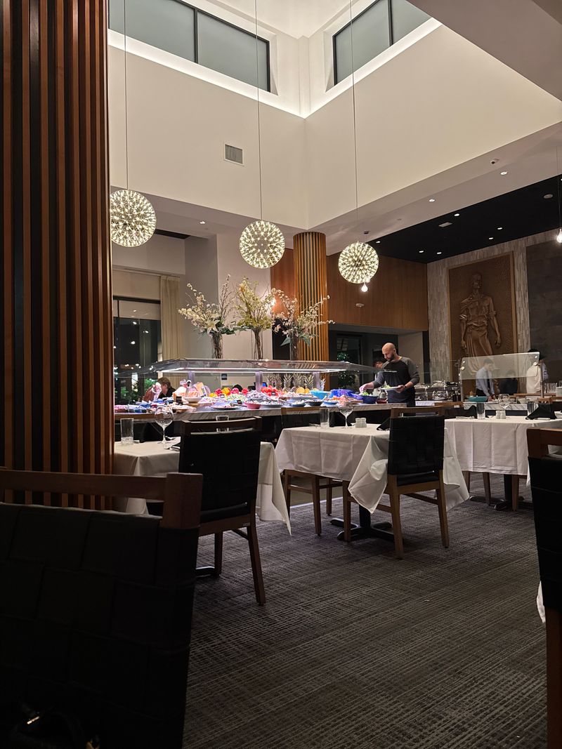 Decor, Ambiance, And First Impressions