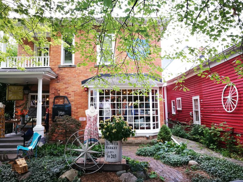 Pop into little galleries