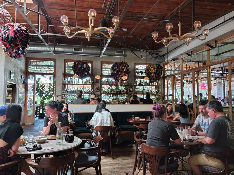 Manuela, Los Angeles