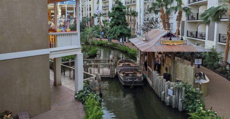 Families Say This Tennessee Canal Boat Tour Is Unforgettable