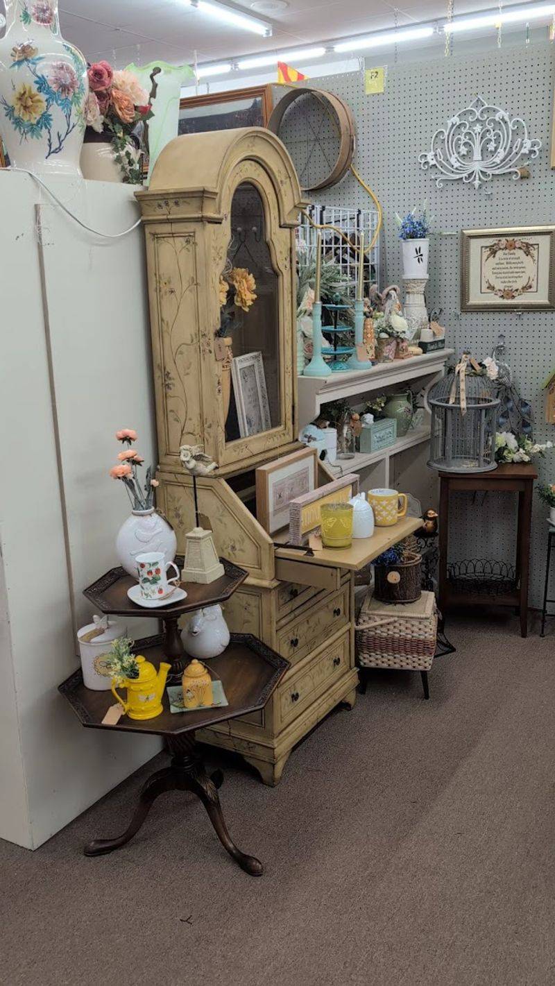 Farmhouse Decor And Glassware
