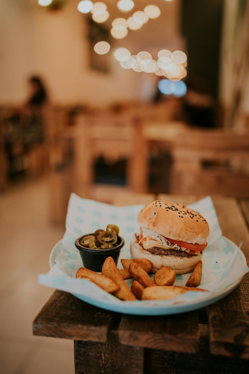 The No-Frills Atmosphere: Why Simple Settings Make Food Taste Better