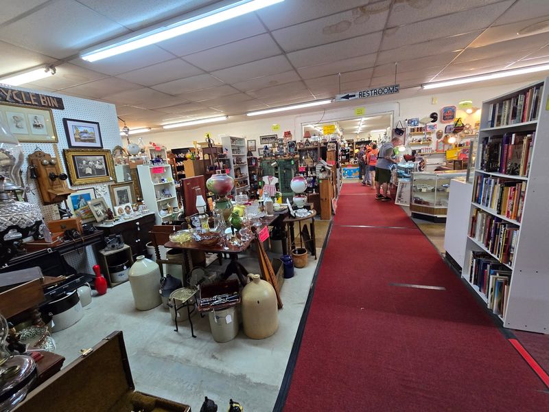 Fayetteville Antique Mall, Fayetteville, Pennsylvania Fayetteville Antique Mall, Fayetteville, Pennsylvania