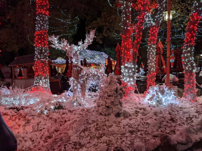 Six Flags Magic Mountain – Holiday in the Park, 26101 Magic Mountain Pkwy, Valencia, CA 91355