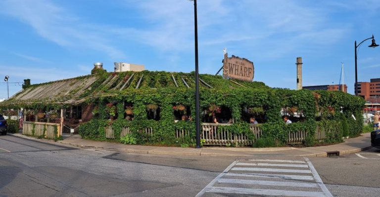 Find The Perfect Fried Perch Inside This Lakeside Pennsylvania Spot