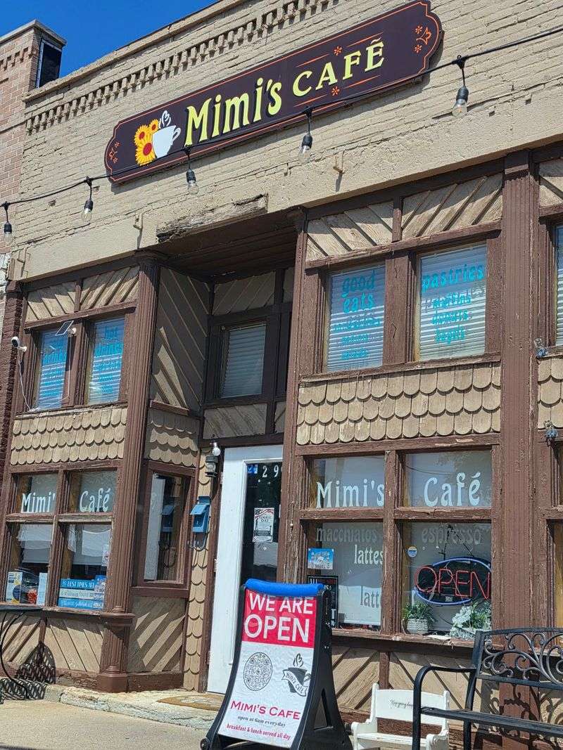 Find coffee and meals downtown, then choose a river-adjacent stop