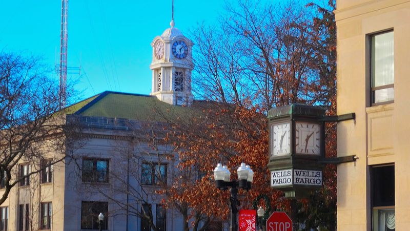 Baraboo – Holiday Movie-Style Downtown Square