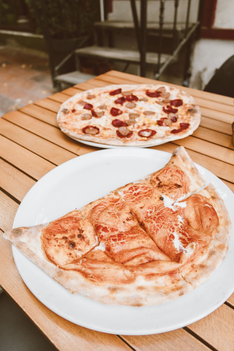 Folded vs. Flat Pizza