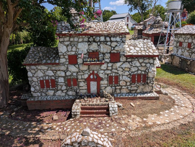 Folk Art Fans Will Feel Right At Home Folk Art Fans Will Feel Right At Home