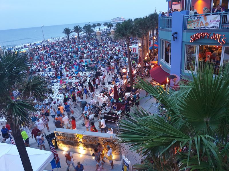 Food Trucks, Ocean Views, And Easy Parking Nearby Food Trucks, Ocean Views, And Easy Parking Nearby