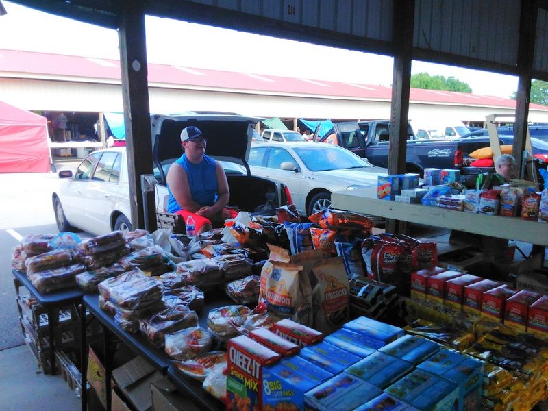 Food Vendors Serve Authentic Flavors Throughout the Day Food Vendors Serve Authentic Flavors Throughout the Day