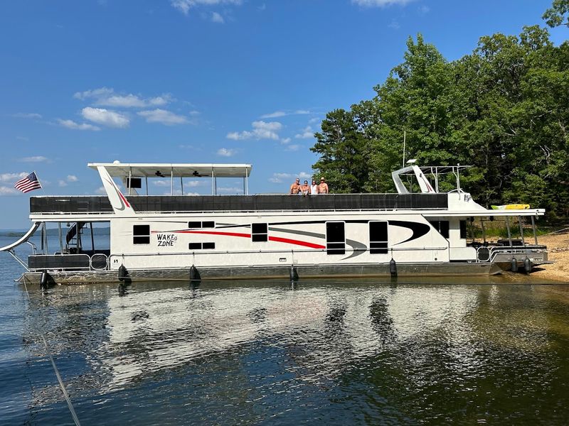 Multi Level Floating Suites With Rooftop Lounging Decks