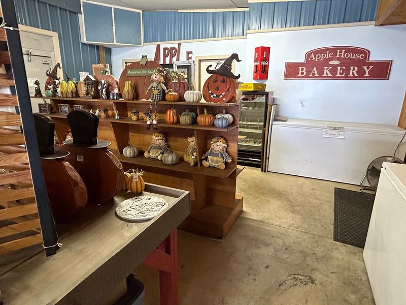 Fresh-Baked Goods That Smell Like A Missouri Grandmother Made Them