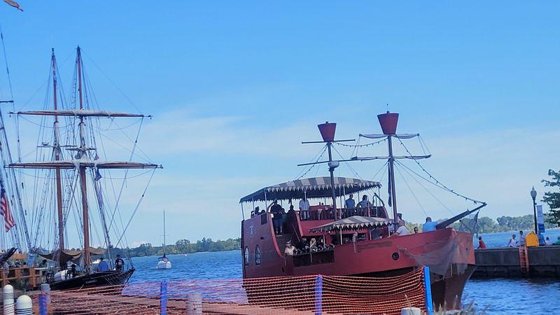 Waterfront Dining Atmosphere Enhances Every Meal