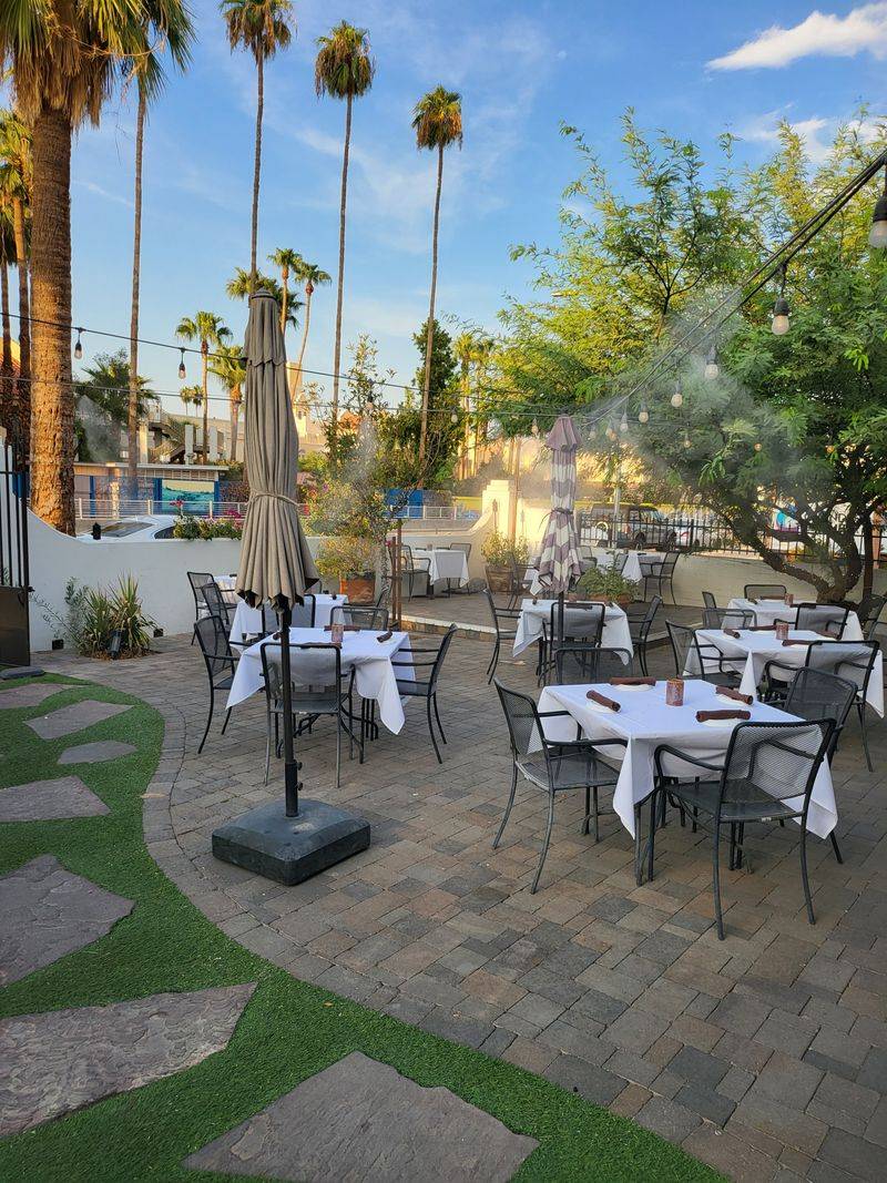 Country-Chic Atmosphere Shines on Slower Nights