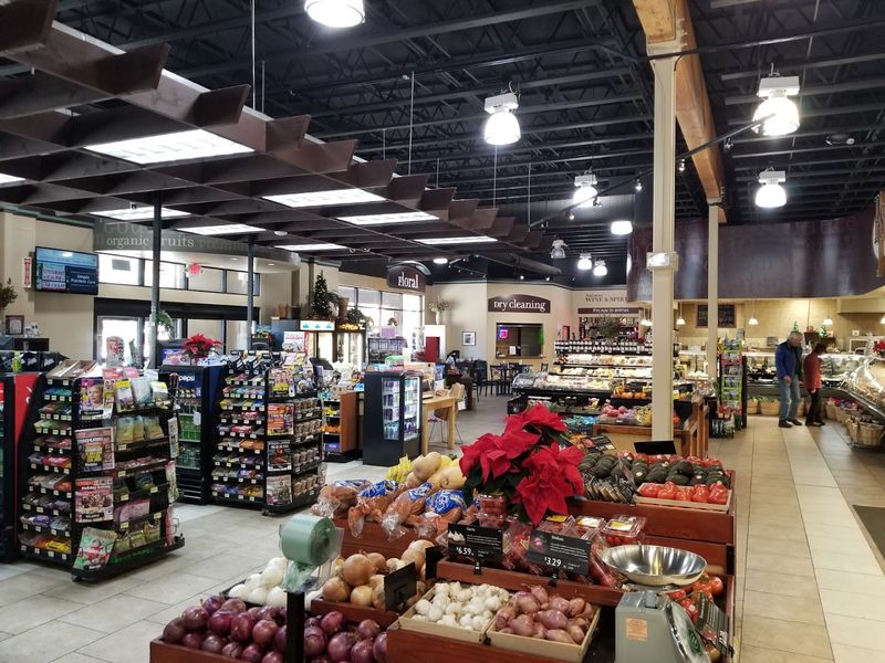 Why Locals Keep Choosing This Market Over the Drive Into Town