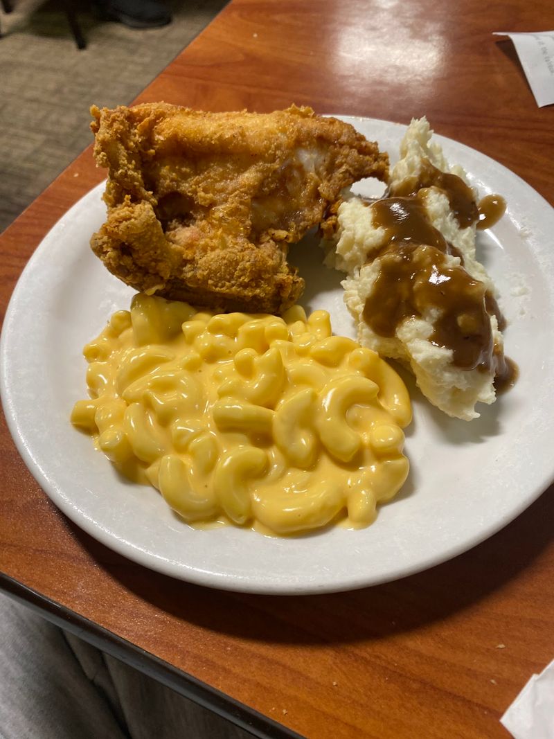 Fried Chicken And Old-Fashioned Comfort Plates Fried Chicken And Old-Fashioned Comfort Plates