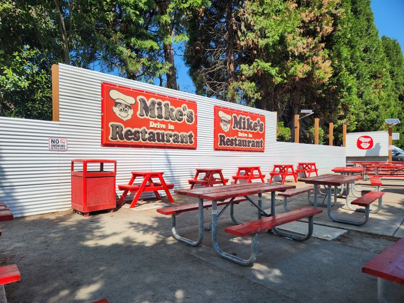 The Regulars Who Treat Mike's Like a Second Home