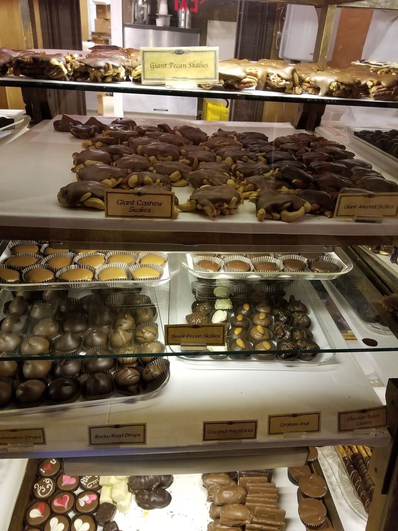 Fudge, Toffee, and Old-School Candy Fudge, Toffee, and Old-School Candy