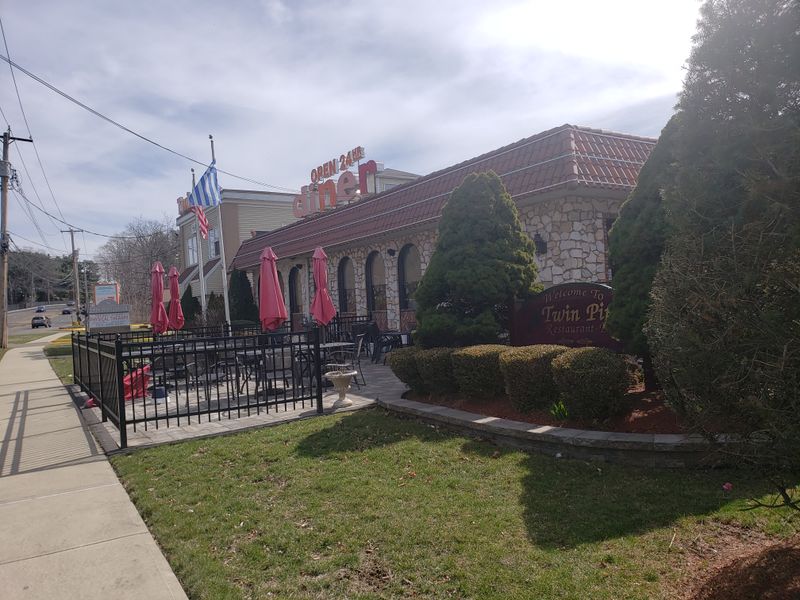Twin Pines Restaurant – 34 Main St, East Haven