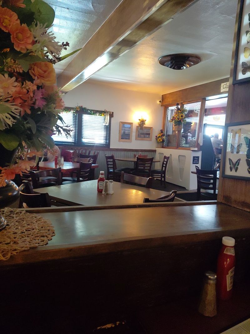 Glass Lounge Restaurant Keeps the Retro Spirit Alive Along the River