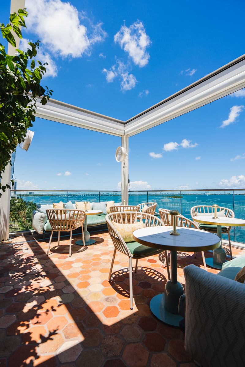 Klaw Restaurant & Rooftop Bar