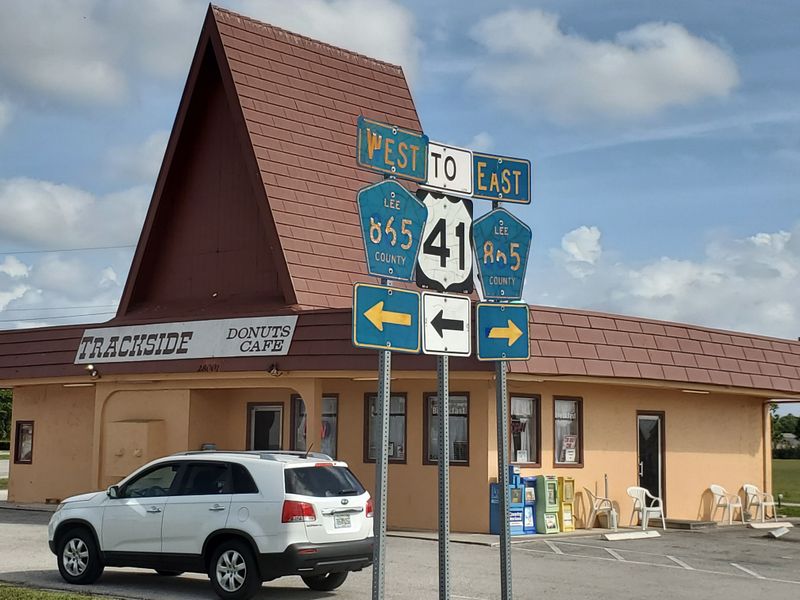 Trackside Donuts & Cafe – Bonita Springs