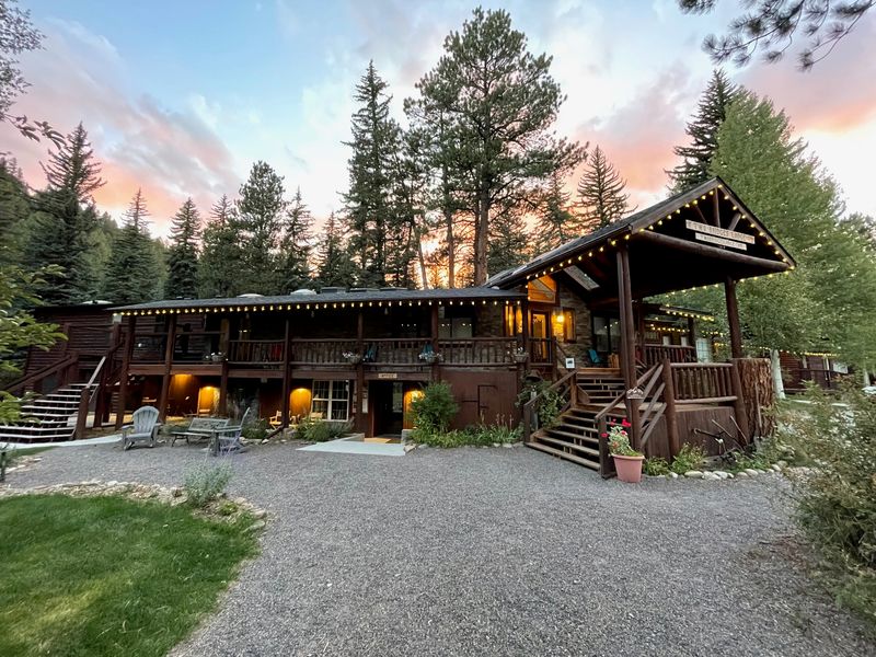 Two Bridges Lodge, Bailey