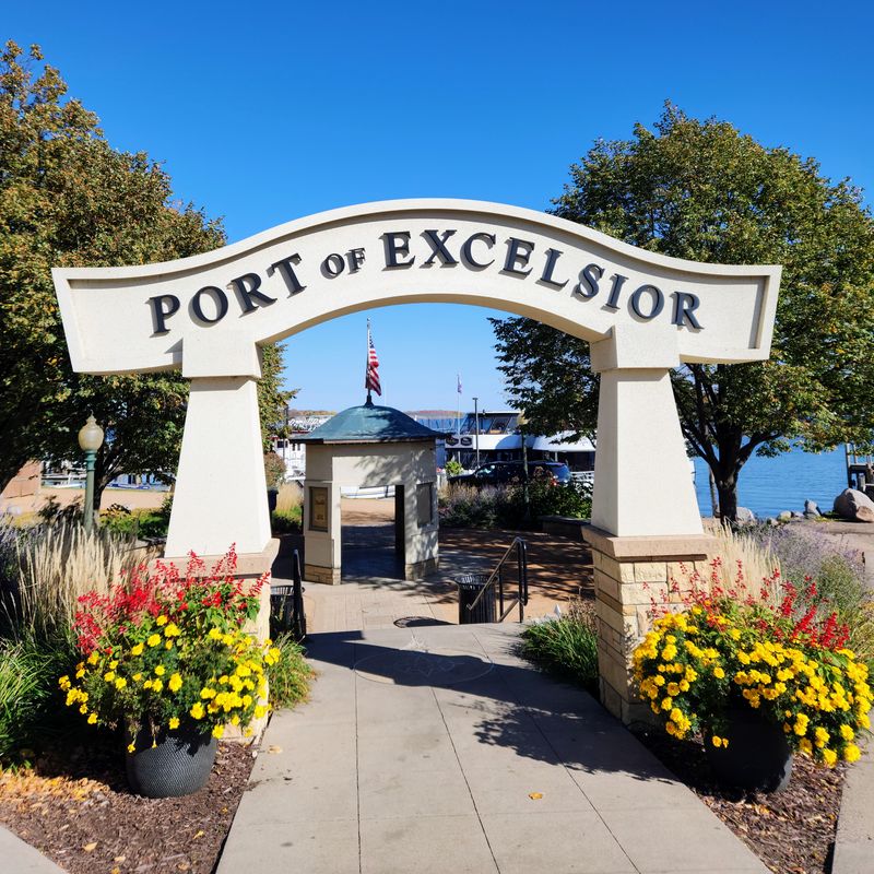 Excelsior Commons, Excelsior