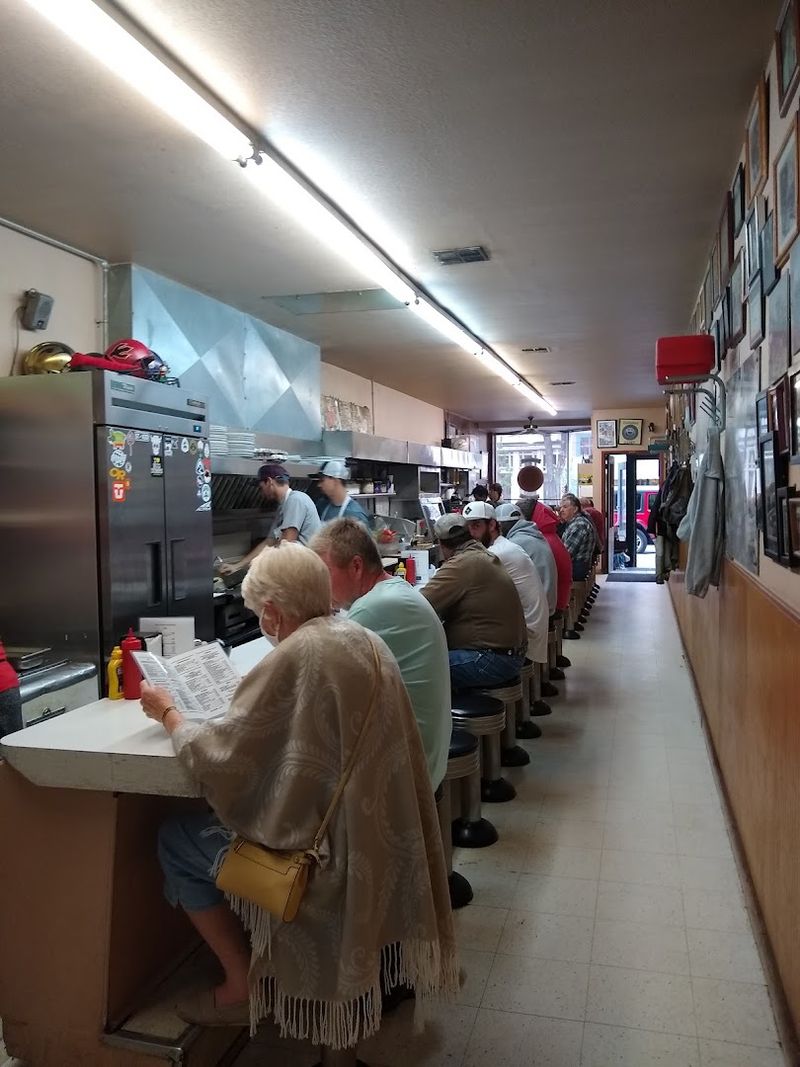 Counter Seating and the Rare Joy of Watching Your Food Get Made