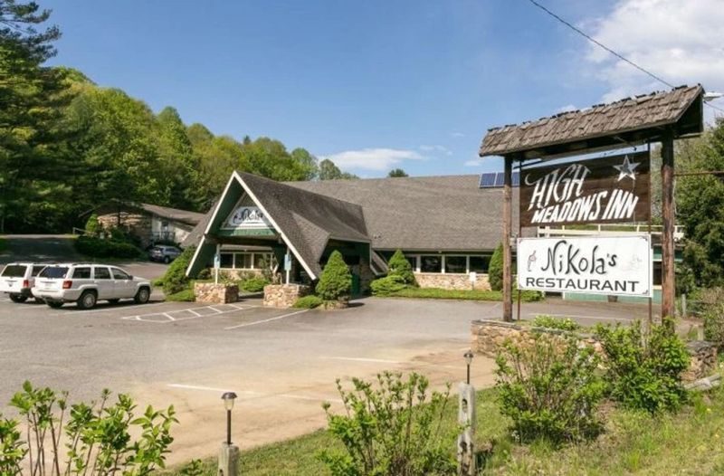 High Meadows Inn & Nikola's Restaurant: Sunrise Feasts Above the Clouds