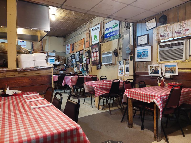 Doe's Eat Place (original) — Greenville, MS