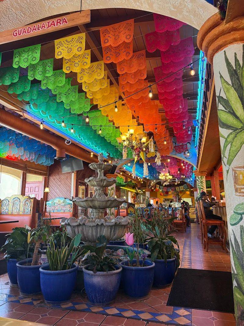Hand-Painted Decor That Turns Dinner Into An Experience Hand-Painted Decor That Turns Dinner Into An Experience
