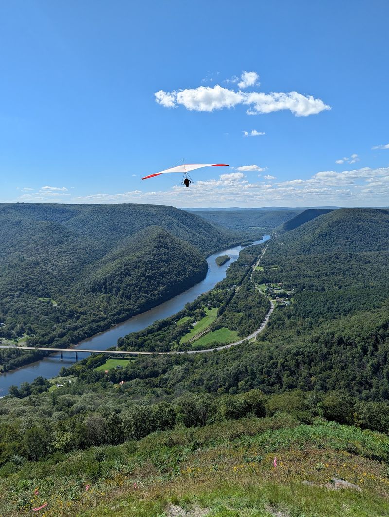 Hang Gliders Who Leap Off the Mountain