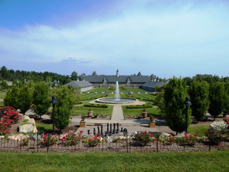 Charlevoix – Castle Farms & Harbor Lights